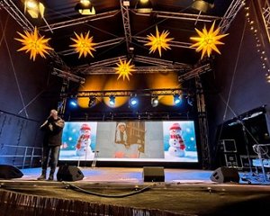 Begrüßung Frau Holle auf der Bühne