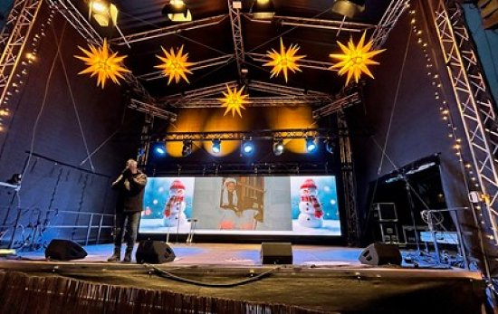 Begrüßung Frau Holle auf der Bühne 