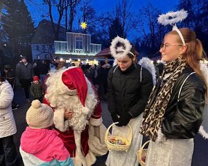 Weihnachtsmann & Engel auf dem Weihnachtsmarkt